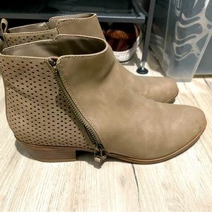 Denver Hayes booties size 9